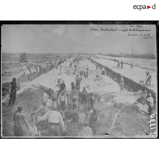 Près Villers-Bretonneux (Somme). Construction d'un quai de débarquement. [légende d'origine]