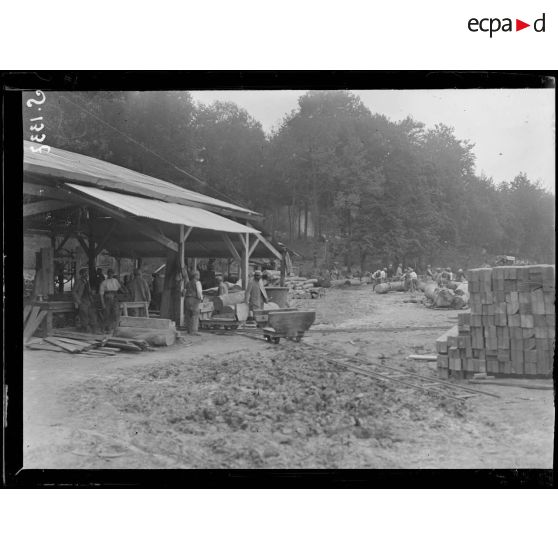 Au Bois l'Abbé, ouest de Villers-Bretonneux (Somme). Une scierie. [légende d'origine]