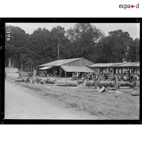 Au Bois l'Abbé, ouest de Villers-Bretonneux (Somme). Autre vue de la scierie. [légende d'origine]