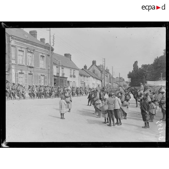 Boves (Somme). Défilé d'un bataillon de sénégalais. [légende d'origine]