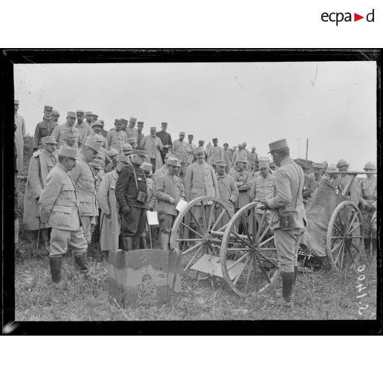 Champ de tir de Sains (Somme). Les généraux Balfourier et Jacquot, commandant le 35e corps, examinant le canon de 37. [légende d'origine]