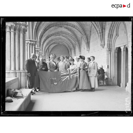 Asnières-sur-Oise. Ancienne abbaye de Royaumont. Hôpital écossais de 400 lits. Le personnel de l'hôpital entourant le drapeau canadien. [légende d'origine]