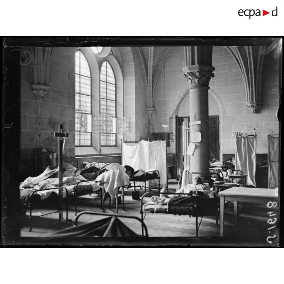 Asnières-sur-Oise. Ancienne abbaye de Royaumont. Hôpital écossais de 400 lits. Coin d'une salle de malades dans l'abbaye. [légende d'origine]