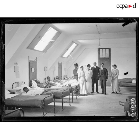 Asnières-sur-Oise. Ancienne abbaye de Royaumont. Hôpital écossais de 400 lits. La salle réservée aux sénégalais. [légende d'origine]