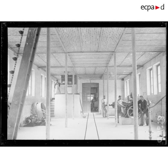 Manufacture de Sèvres. L'atelier de broyage des pâtes. [légende d'origine]