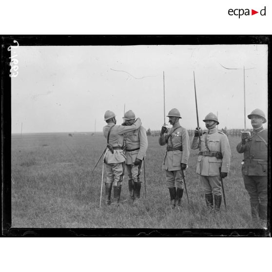 Prise d'armes pour la remise de décorations par le général Marchand. Entre Etelfay et Remaugies (Somme). Le général Marchand remettant la cravate de commandeur de la Légion d'honneur au général Guérin. [légende d'origine]