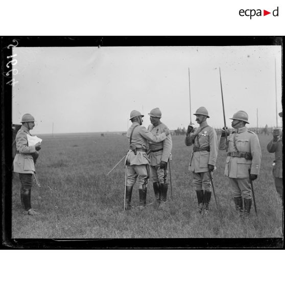 Prise d'armes pour la remise de décorations par le général Marchand. Entre Etelfay et Remaugies (Somme). Le général Marchand remettant la cravate de commandeur de la Légion d'honneur au général Guérin. [légende d'origine]