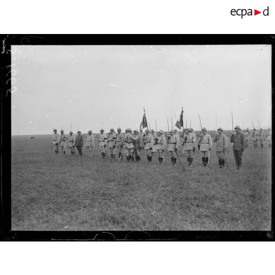 Prise d'armes pour la remise de décorations par le général Marchand. Entre Etelfay et Remaugies (Somme). Remise de décorations par le général Marchand. [légende d'origine]
