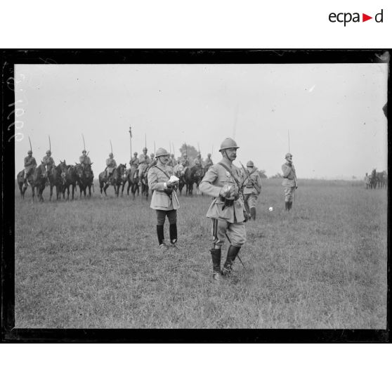 Prise d'armes pour la remise de décorations par le général Marchand. Entre Etelfay et Remaugies (Somme). Le général Marchand. [légende d'origine]