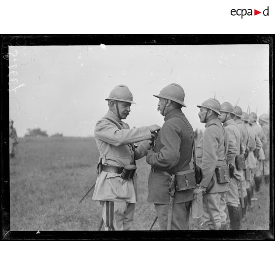 Prise d'armes pour la remise de décorations par le général Marchand. Entre Etelfay et Remaugies (Somme). Remise de décorations. [légende d'origine]