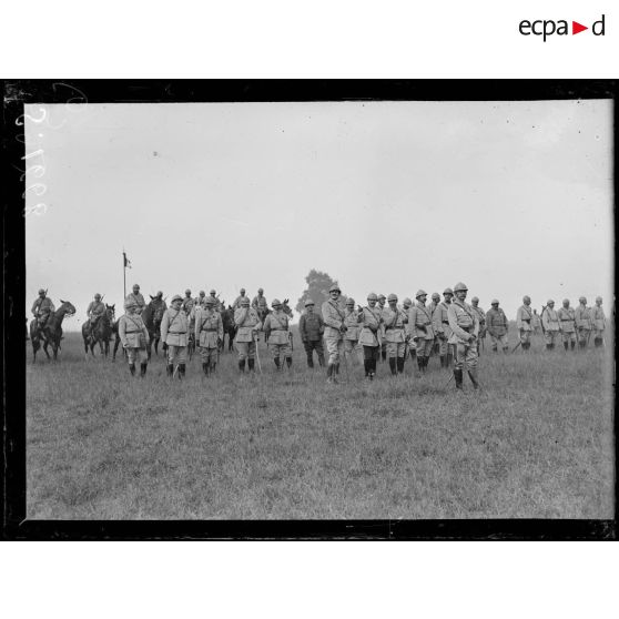 Prise d'armes pour la remise de décorations par le général Marchand. Entre Etelfay et Remaugies (Somme). Le général Marchand et officiers d'Etat-major. [légende d'origine]