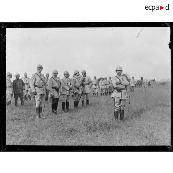 Prise d'armes pour la remise de décorations par le général Marchand. Entre Etelfay et Remaugies (Somme). Le général Marchand et officiers d'Etat-major. [légende d'origine]