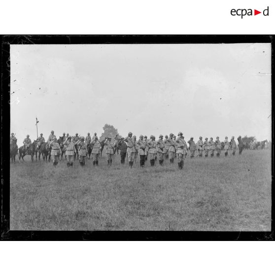 Prise d'armes pour la remise de décorations par le général Marchand. Entre Etelfay et Remaugies (Somme). Le salut au drapeau. [légende d'origine]