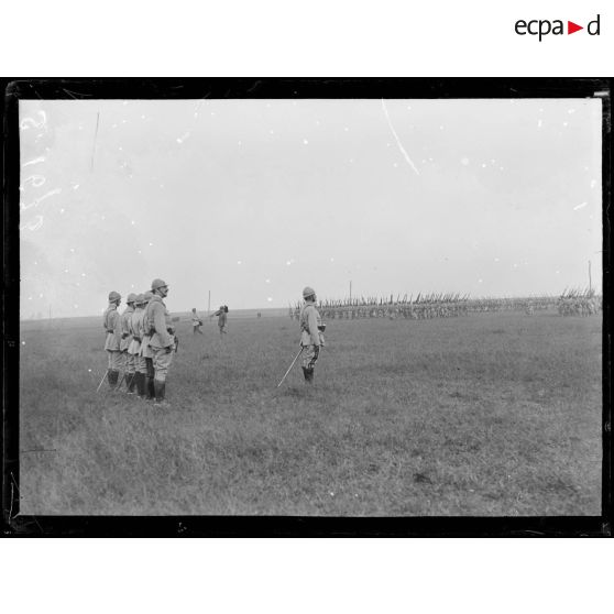 Prise d'armes pour la remise de décorations par le général Marchand. Entre Etelfay et Remaugies (Somme). Défilé des troupes devant le général Marchand. [légende d'origine]