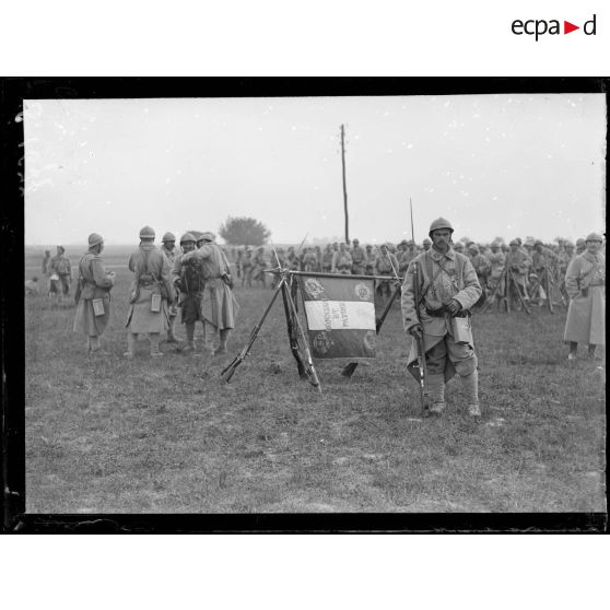 Prise d'armes pour la remise de décorations par le général Marchand. Entre Etelfay et Remaugies (Somme). Le drapeau du 53e colonial. [légende d'origine]