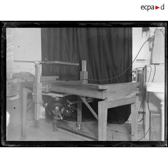 Boulogne-la-Grasse (Oise). Hôpital militaire installé au château de Bains. Salle de radiologie. [légende d'origine]