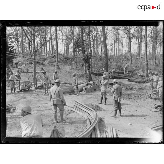 Au Bois des Satyres près d'Estrées. Un dépôt de matériel. [légende d'origine]