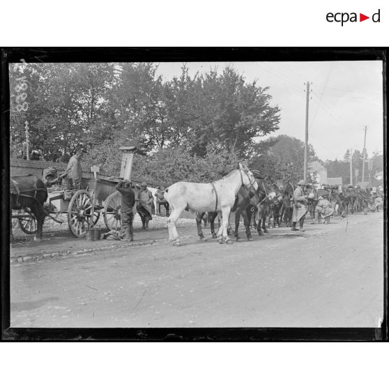 Boves (Somme). Grand'halte d'un bataillon de chasseurs à pied. [légende d'origine]