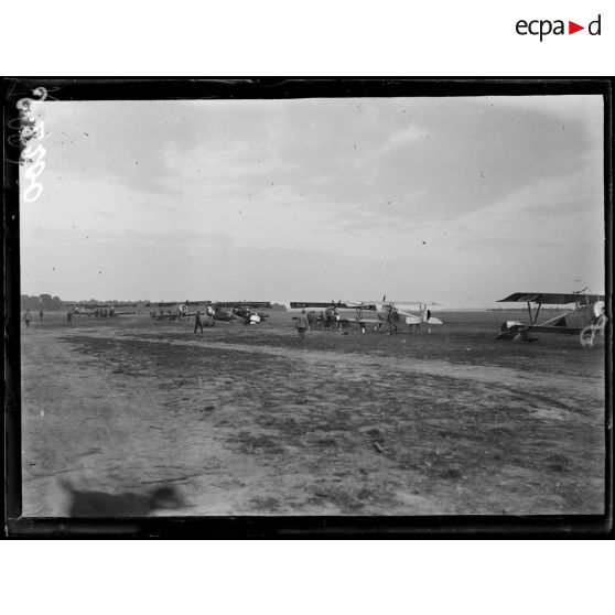 Le champ d'aviation de Cachy (Somme). [légende d'origine]