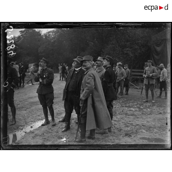 Visite de Mr Clemenceau sur le front de la Somme. Au camp d'aviation de Cachy. Mr Clemenceau et le capitaine Delorme. [légende d'origine]