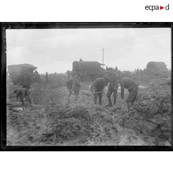 Près Maricourt (Somme). Convoi anglais. [légende d'origine]