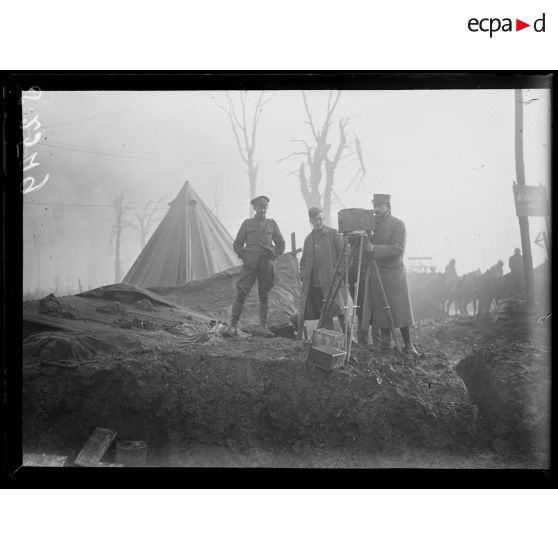 Bois de Bernafay, sur la route allant à Guillemont. Opérateur de la section cinématographique et soldats anglais. [légende d'origine]