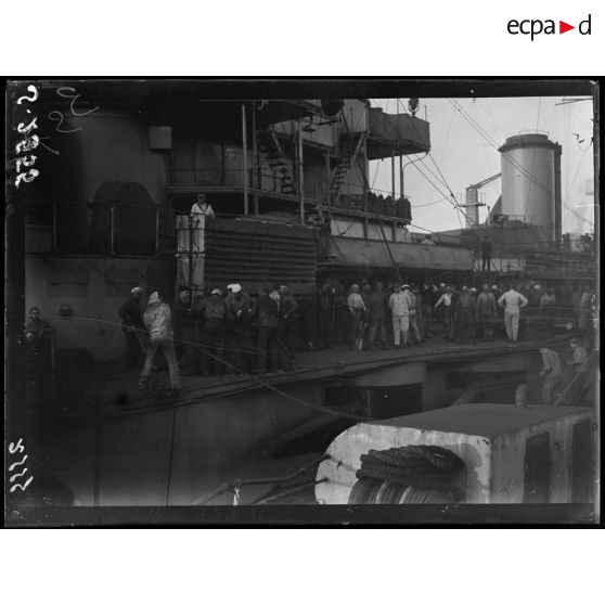 Salamine. A bord de la Provence. Corvée de charbon. [légende d'origine]