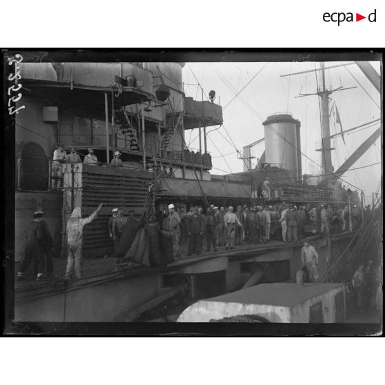 Salamine. A bord de la Provence I. Déchargement. [légende d'origine]