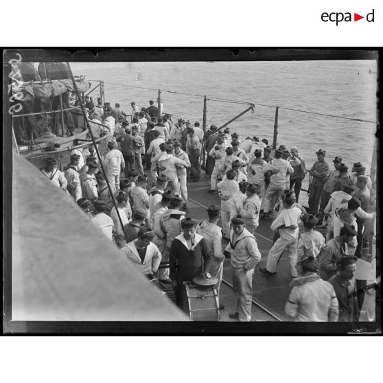 Salamine. A bord du Provence. Danses à bord. [légende d'origine]