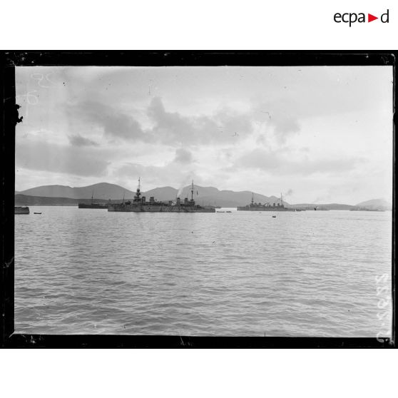 Keratsini. les navires de guerre mouillés dans la rade de Keratsini (Victor Hugo-Jules Ferry-Jules Michelet-Justice-Démocratie). [légende d'origine]