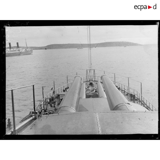 Salamine. Avant du cuirassé Provence. Les tourelles superposées vues de la tourelle supérieure. [légende d'origine]