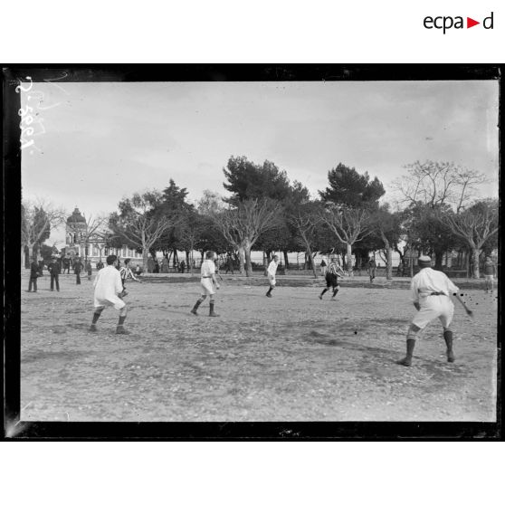 Corfou. Partie de football entre marins français et italiens. [légende d'origine]
