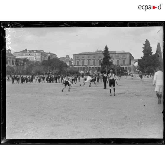 Corfou. Partie de football entre marins français et italiens. [légende d'origine]