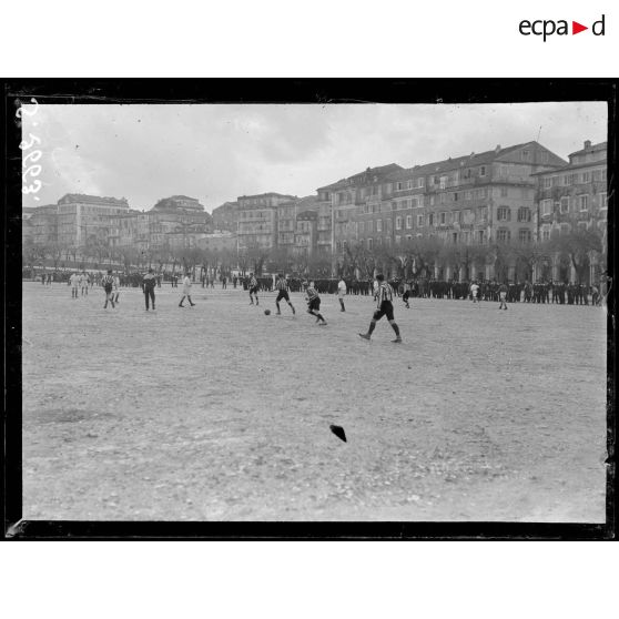 Corfou. Partie de football entre marins français et italiens. [légende d'origine]