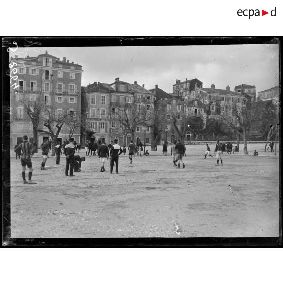 Corfou. Partie de football entre marins français et italiens. [légende d'origine]