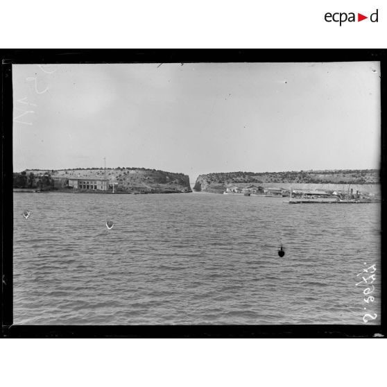 Le Pirée. Le port pendant le blocus. [légende d'origine]