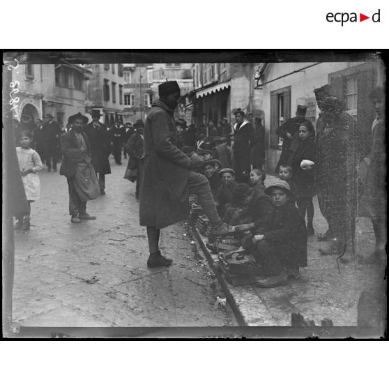 Corfou. Sénégalais se faisant cirer ses brodequins dans une rue de Corfou. [légende d'origine]