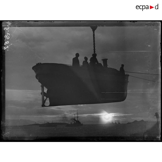 Corfou. Levage d'un vapeur par la grue. [légende d'origine]