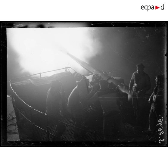 Corfou. A bord du Waldeck-Rousseau. Canons de 65 mm, tir de nuit. [légende d'origine]
