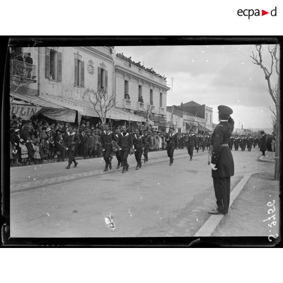 Ferryville (Tunisie). L'amiral salue les marins indigènes. [légende d'origine]