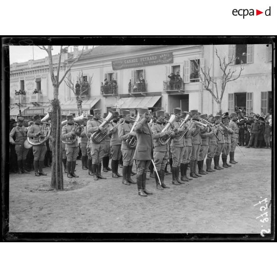 Ferryville (Tunisie). La musique serbe joue sur la place de France. [légende d'origine]