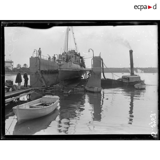 Baie Ponty, près Bizerte (Tunisie). Torpilleur en réparation au dock flottant. [légende d'origine]