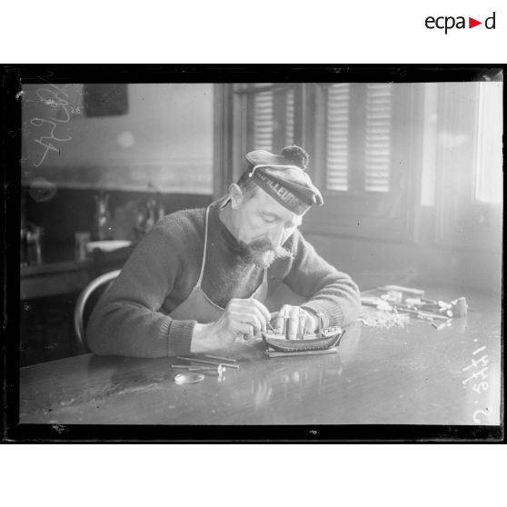 Baie Ponty. Marin des torpilleurs de Bizerte construisant un petit bateau. [légende d'origine]