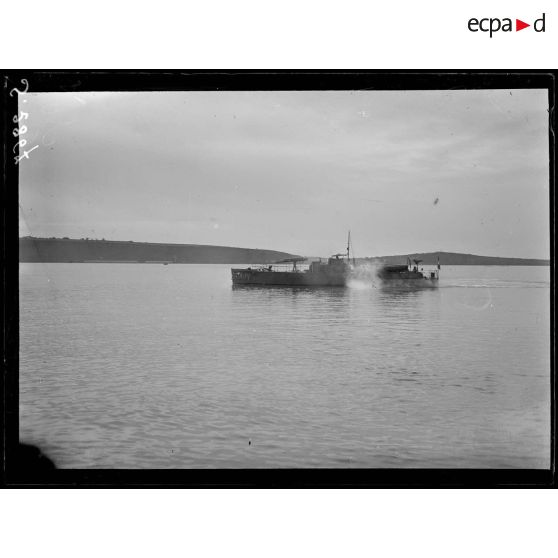 Baie Ponty (près Bizerte). Vedette à pétrole partant en reconnaissance. [légende d'origine]