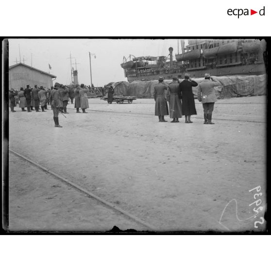 Bizerte (Tunisie). Départ de 2000 serbes pour Salonique sur un bateau russe. [légende d'origine]