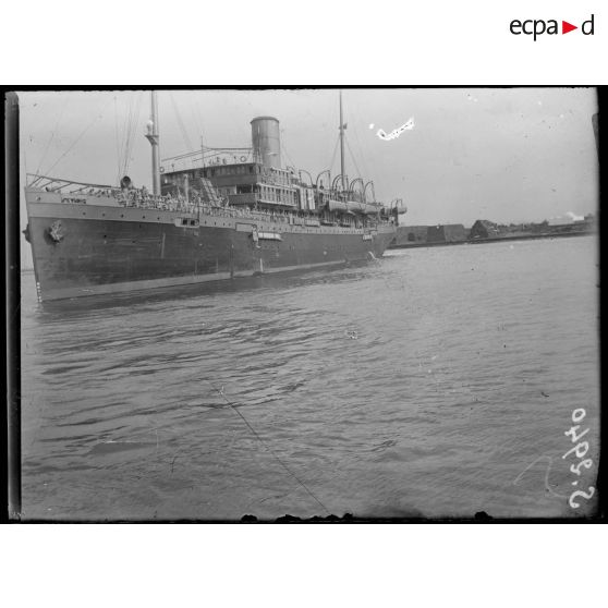 Bizerte (Tunisie). Départ de 2000 serbes pour Salonique. Le transport russe. [légende d'origine]