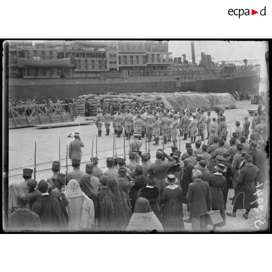 Bizerte (Tunisie). Départ de 2000 serbes pour Salonique. La musique serbe joue les hymnes alliés. [légende d'origine]