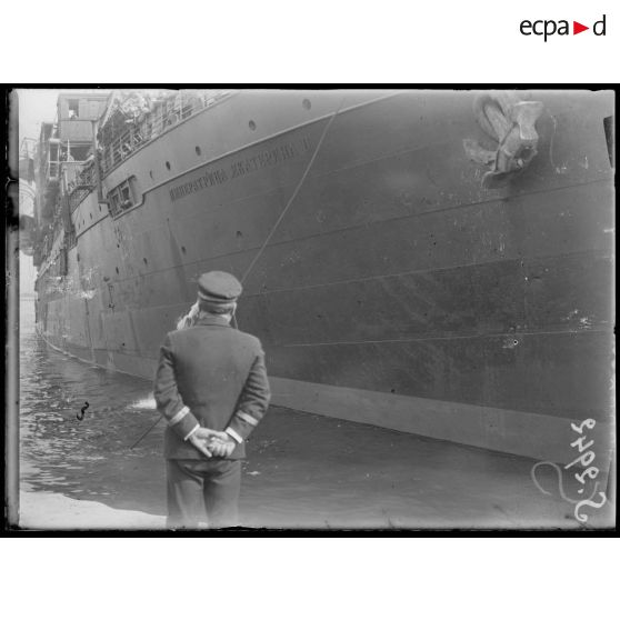 Bizerte (Tunisie). Départ de 2000 serbes pour Salonique. L'avant du transport russe. [légende d'origine]