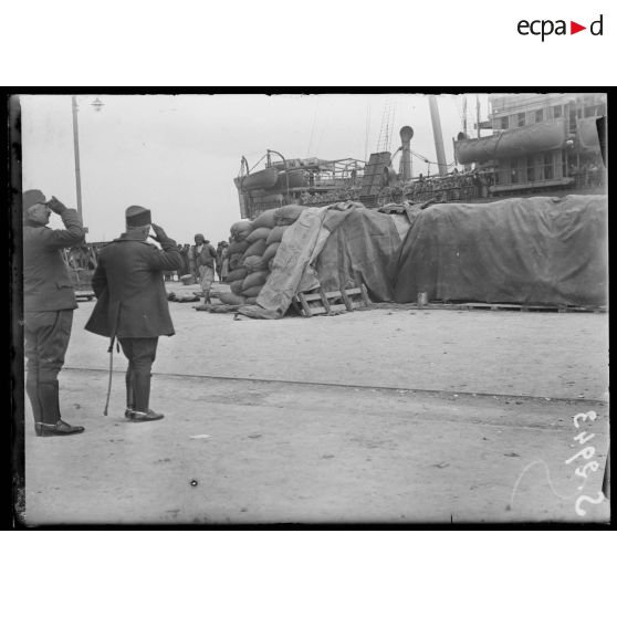 Bizerte (Tunisie). Départ de 2000 serbes pour Salonique sur un bateau russe. [légende d'origine]