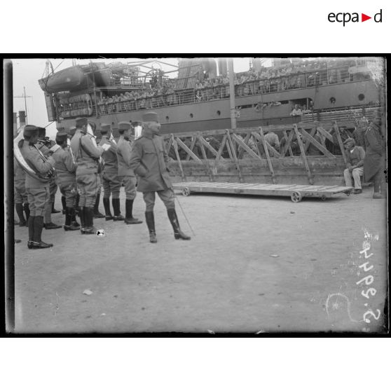 Bizerte (Tunisie). La musique serbe donne un concert pendant le départ des troupes. [légende d'origine]